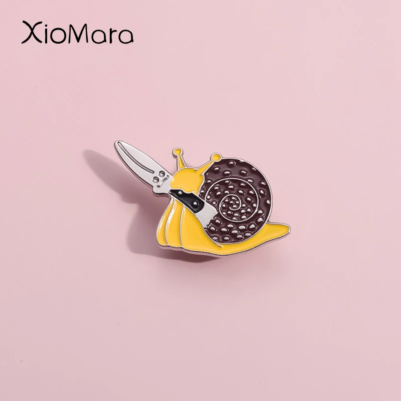Cute Snail Dagger Spille Smaltate Custom Cartoon Slug Spille Distintivi Di Risvolto Divertente Animal Inspiration Jewelry Gift For Kids Friends