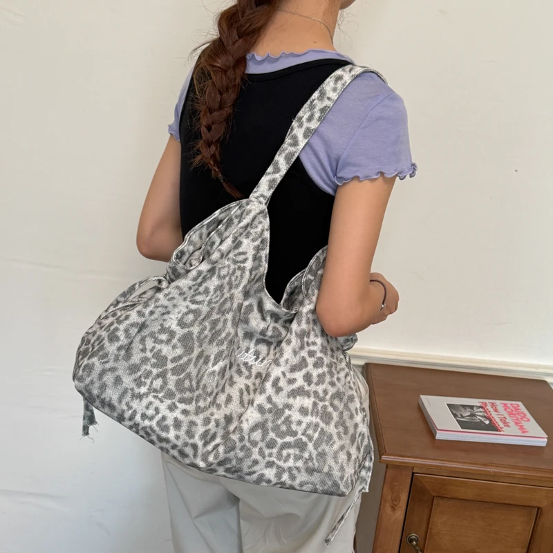 Borsa Tote Casual con Stampa Leopardata, Grande Borsa a Spalla in Tessuto Morbido per Donna, Decorazione con Cordoncino, Borsa a Tracolla alla Moda per Shopping Quotidiano - immagine 5