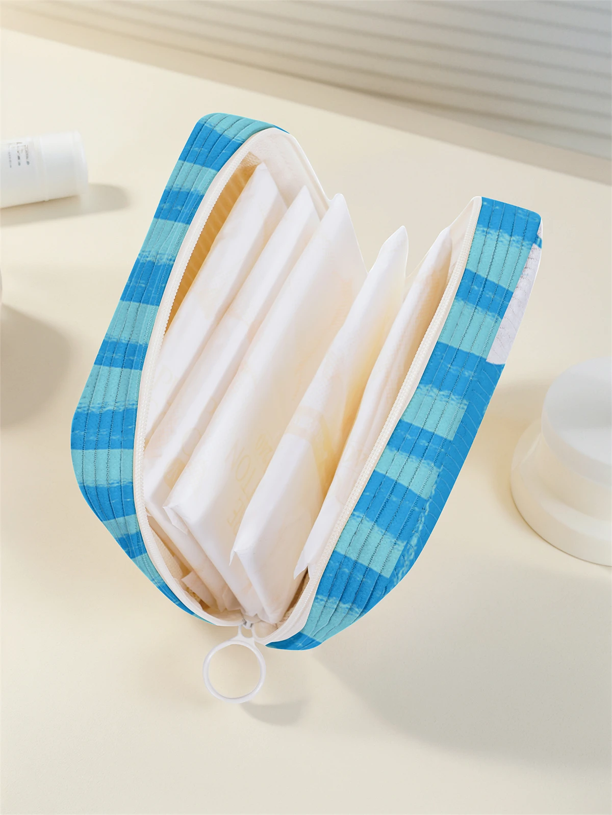 Daisy pattern printed sanitary napkin storage bag, women's lightweight tissue bag, sanitary tissue bag