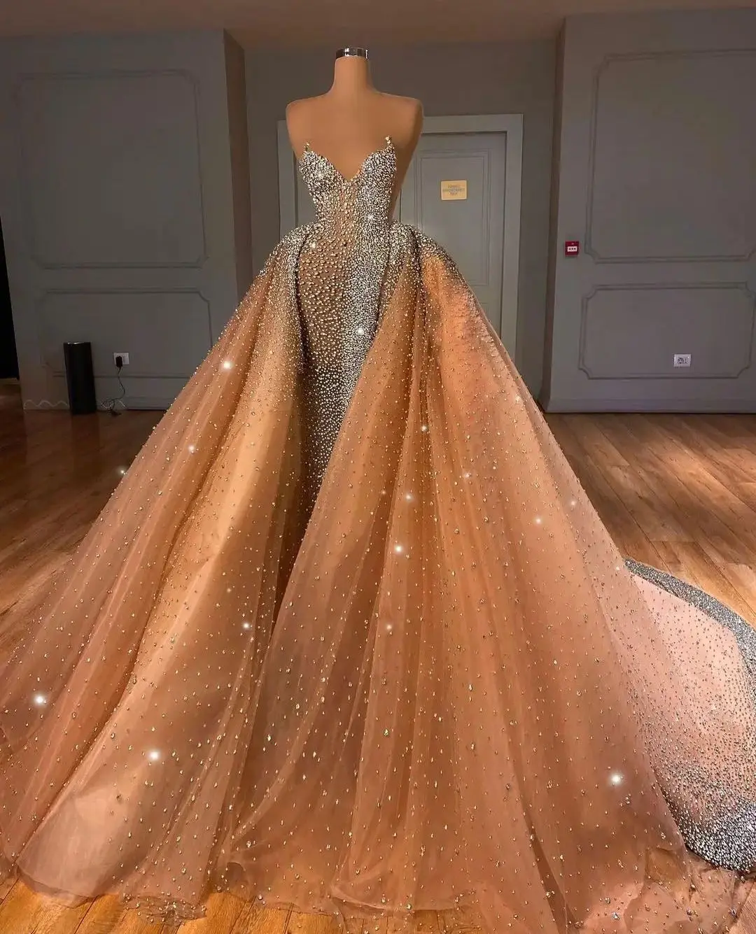 Роскошные вечерние платья без рукавов