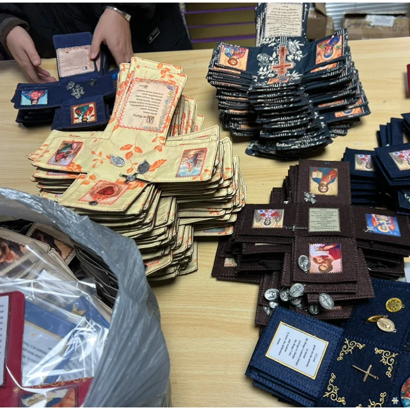 Handgefertigtes Taschenheiligtum mit Kreuz im Inneren, Glaubenskreuz-förmiger Stoffbeutel zum Nähen mit Heiligenbildern und Gebeten ﻿ – Detail 8