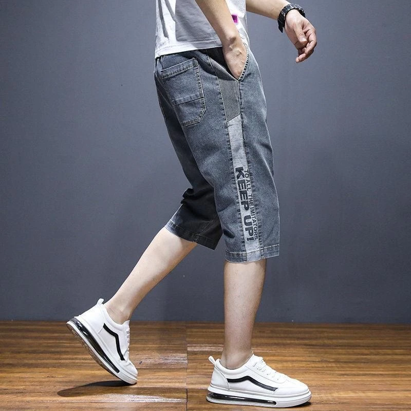 thumbnail image 1 of Pantalones cortos de mezclilla grises para hombre, con botones rectos y gráficos, pantalones vaqueros cortos para hombre, estilo retro Y2k, ropa de calle, anchos y groseros, nuevos de corte de verano, 1 of 4