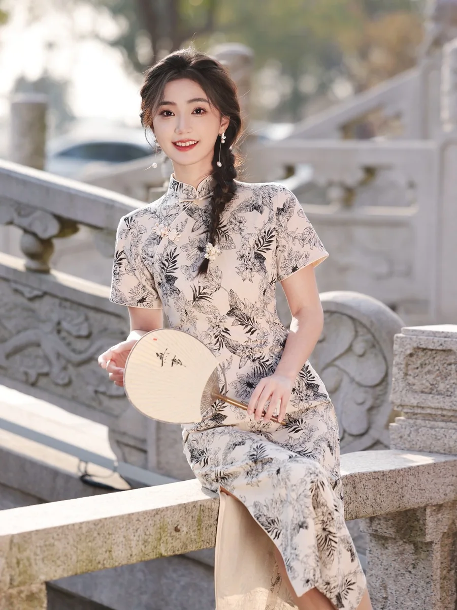 Retro chinesa stílusú Női qipao ruhát évjárat gomb Alaki Félfogadás Bor színe Elsőrangú Hagyományos cheongsam nyomtatás Virágos vestidos