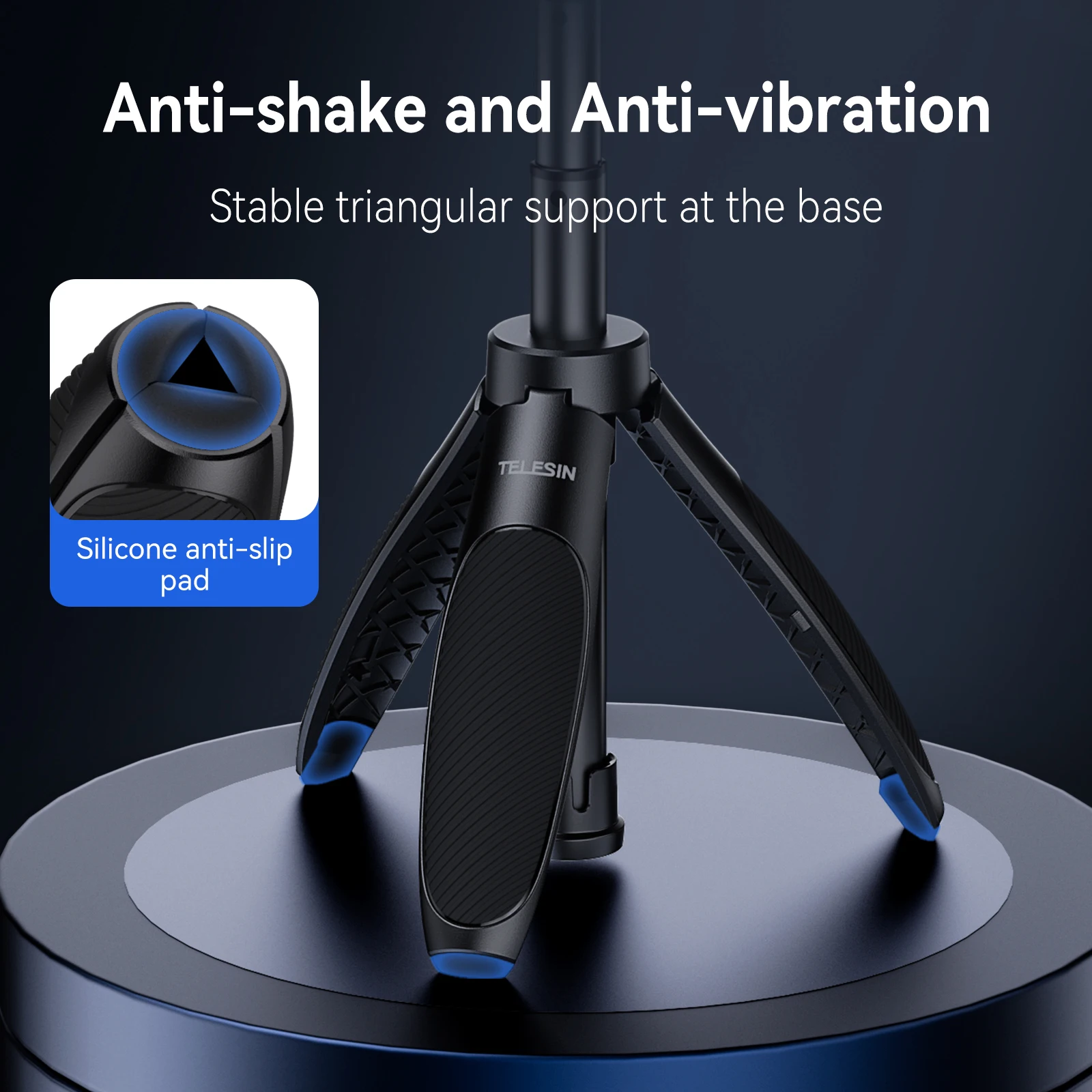 Support de caméra action avec dégagement rapide posé sur une table, à côté d'une GoPro et d'accessoires