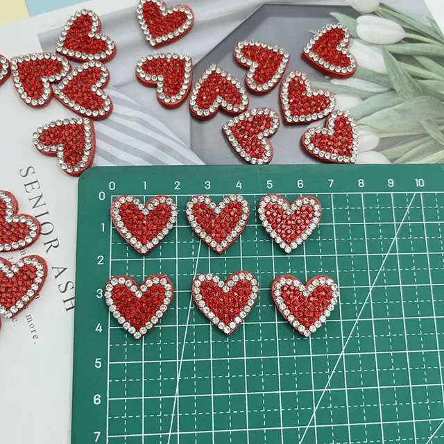 2 Toppe Ricamate A Cuore Con Paillettes - Applicazioni Termoadesive Per Abbigliamento E Zaini