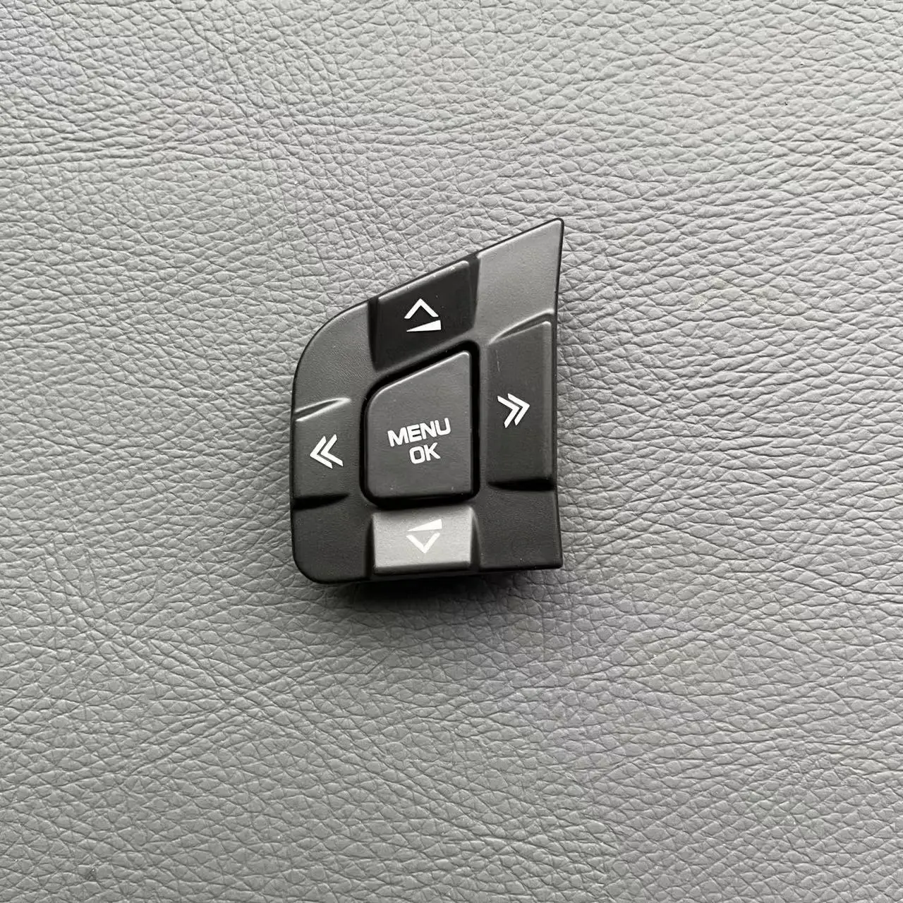 CH2213D767BA COMMANDE VOLANT Pour LAND ROVER DISCOVERY 4 TDV6 S 2009 1899536 EUR 108,34