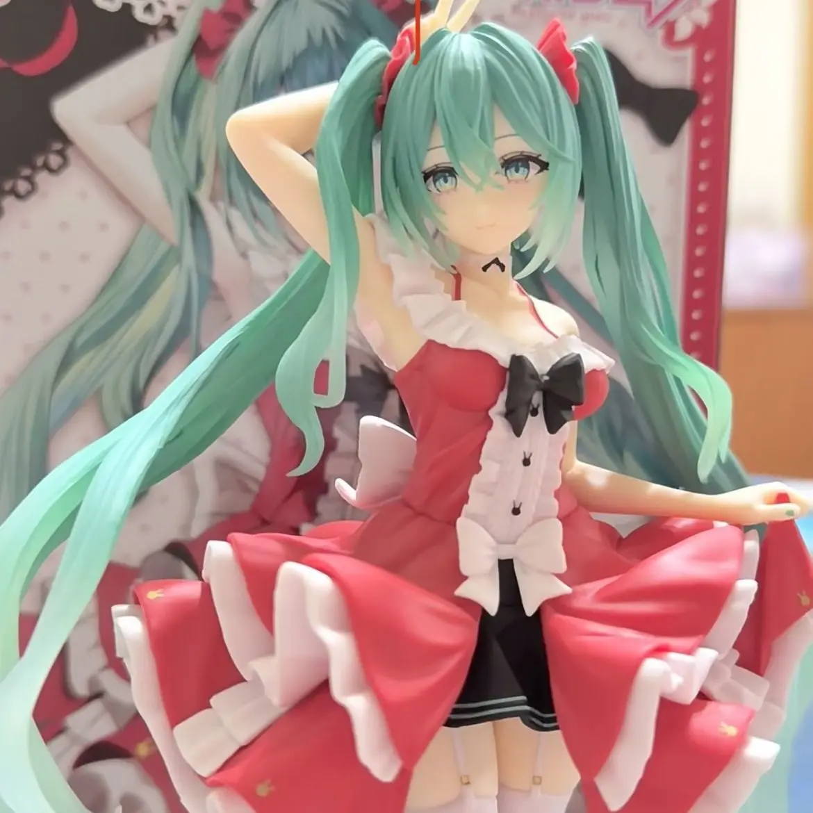 Miku Figurine Anime PVC Modèle Figurine Bonbons Robe Miku Action Figurine Bureau Décoration de la Maison Cadeau d'anniversaire pour les fans, 20 cm