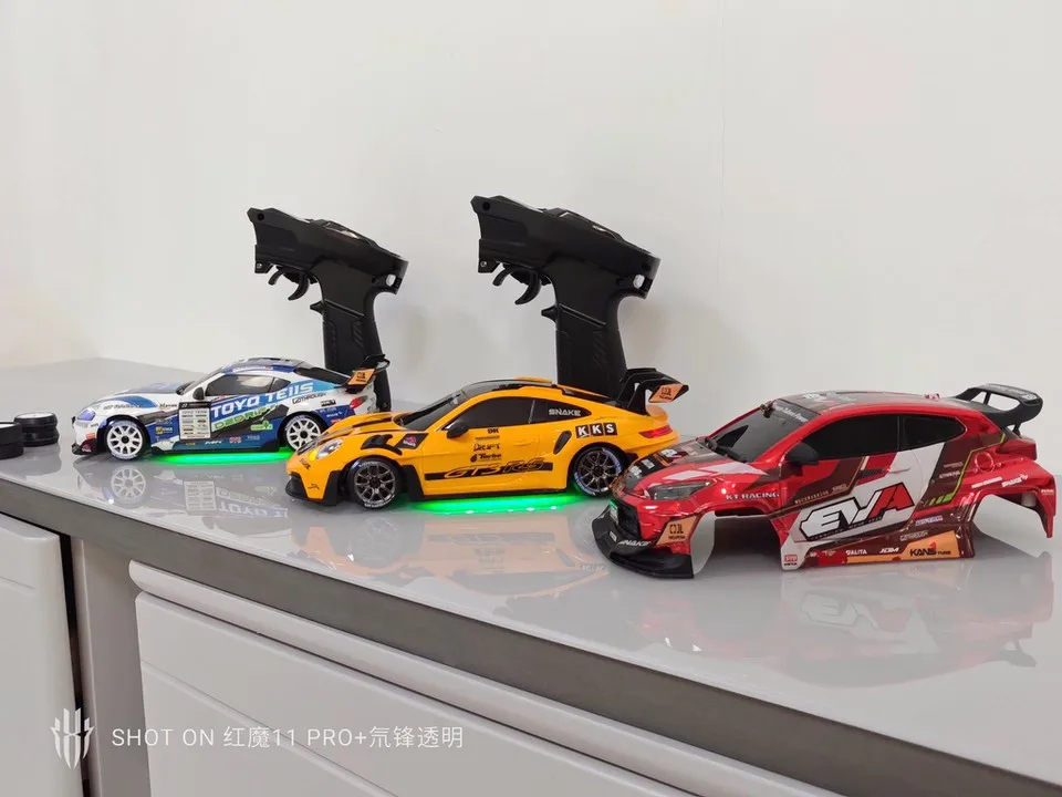 자이로 버전 SDSTAR RC 드리프트 카 1:24 스케일 4WD D24 풀 프로포셔널 컨트롤 두 세트의 휠 전문가용 원격 제어 장난감