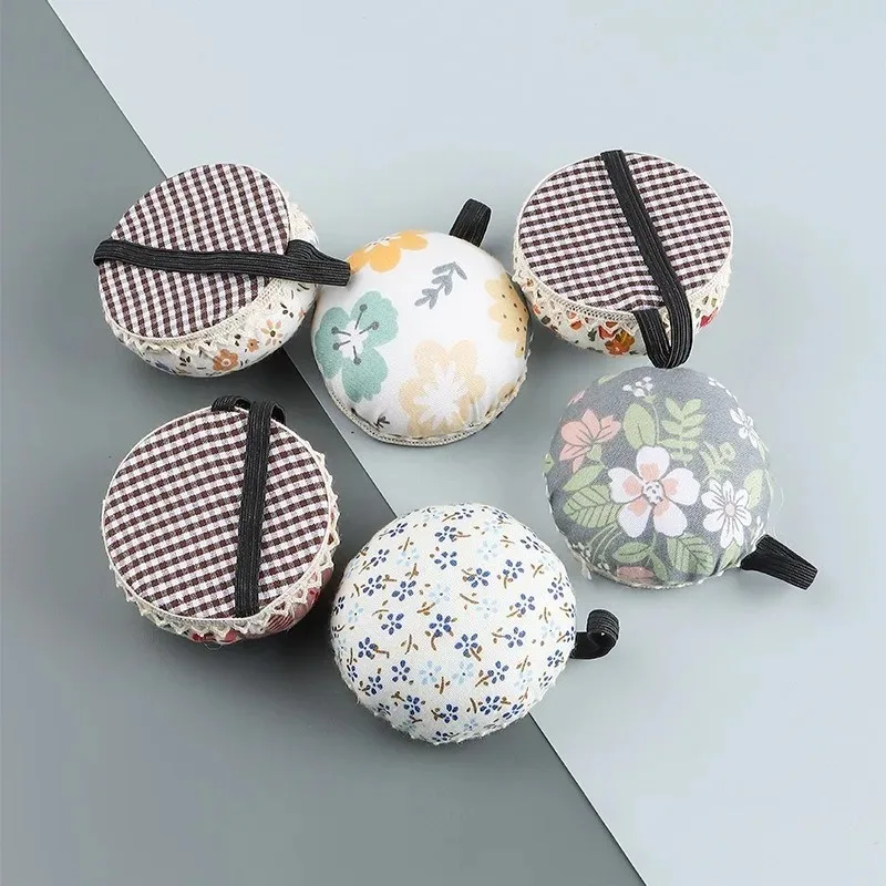 탄성 손목 벨트와 휴대용 바늘 Pincushions 스티치 핀 삽입기 바느질 바느질 액세서리에 대한 DIY 공예 도구