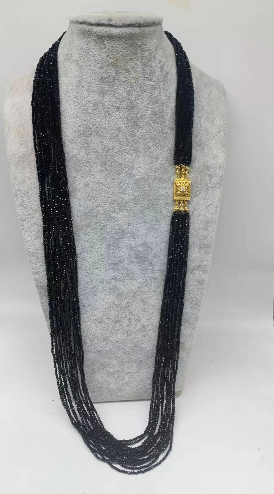 المزيد من الصفوف من الخرز الزجاجي الأخضر والرمادي...