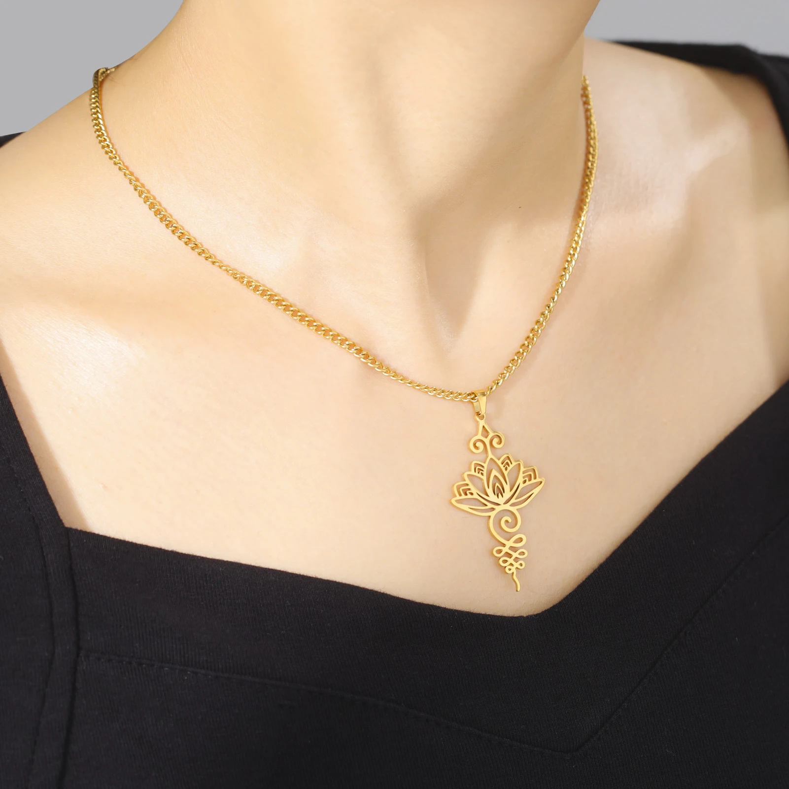 Collana con ciondolo a forma di fiore di loto in ceramica