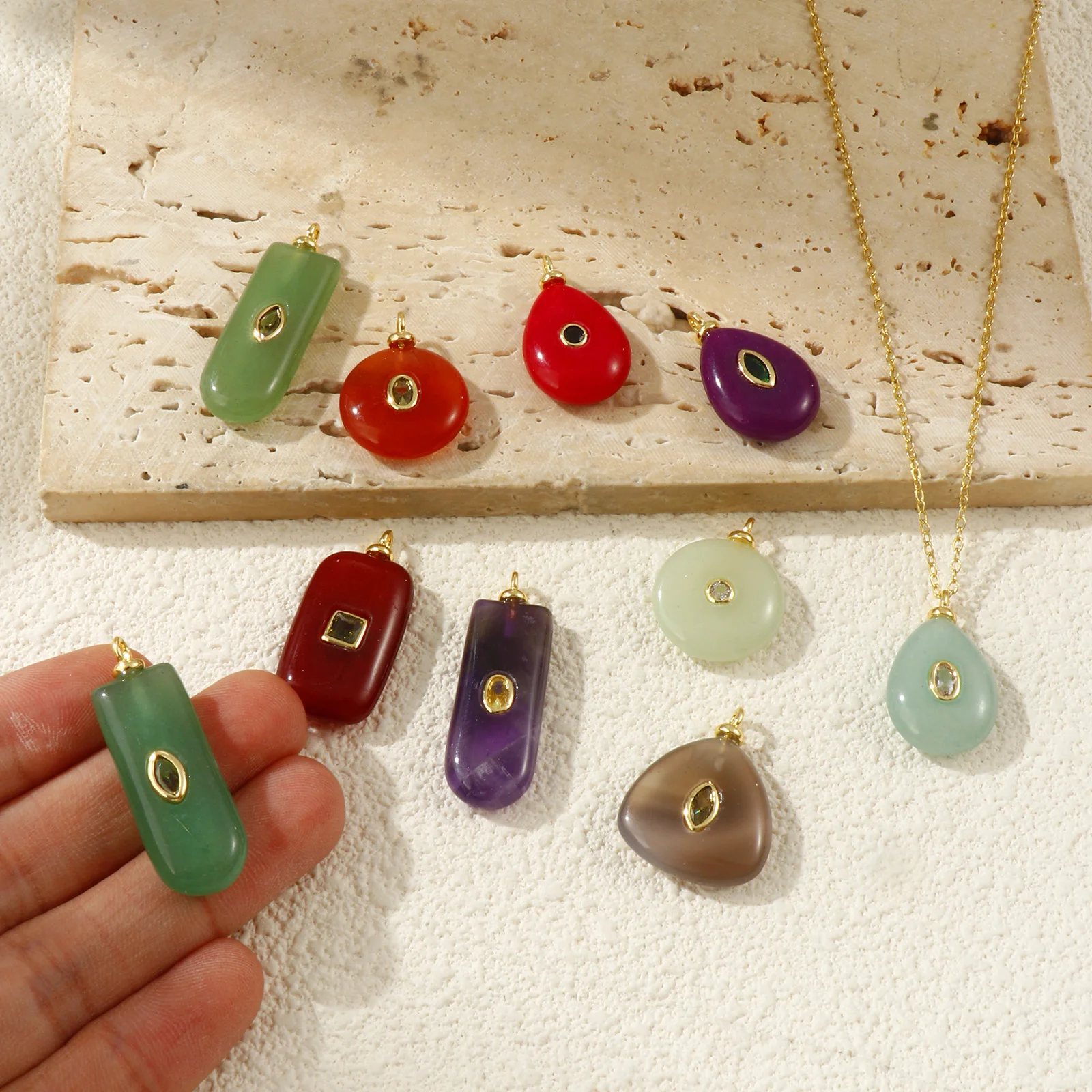 Doreen Box 1 Stück Messing-Edelstein-geometrische Charms, 18 Karat vergoldet, transparent, rund, Zirkon, hellgrün, rund, Naturstein-Anhänger