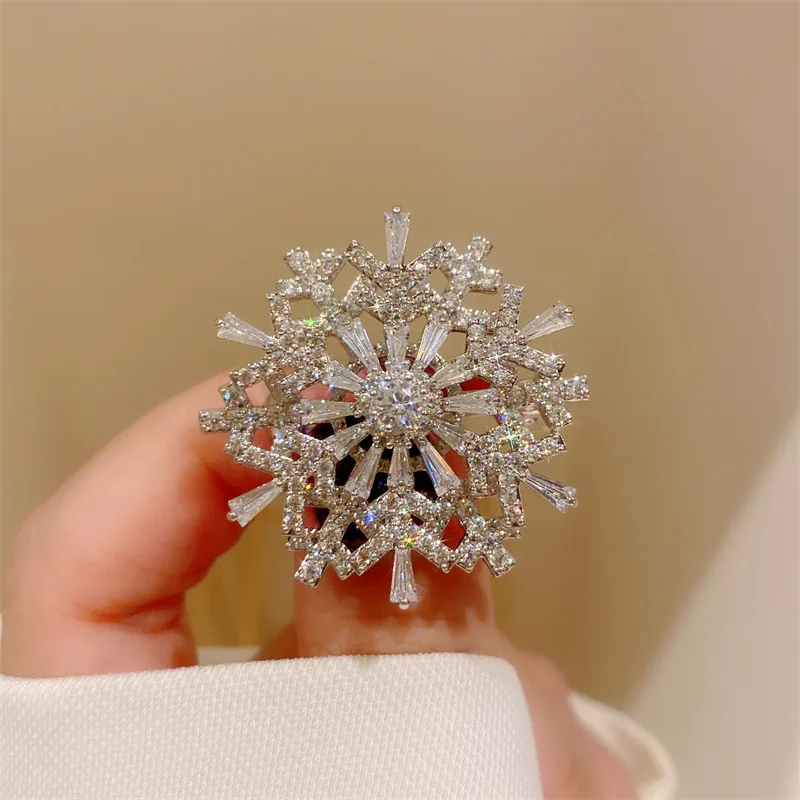 

Three-dimensional Snowflake Zircon Rotatable Brooch Suit Coat Pin Buckle