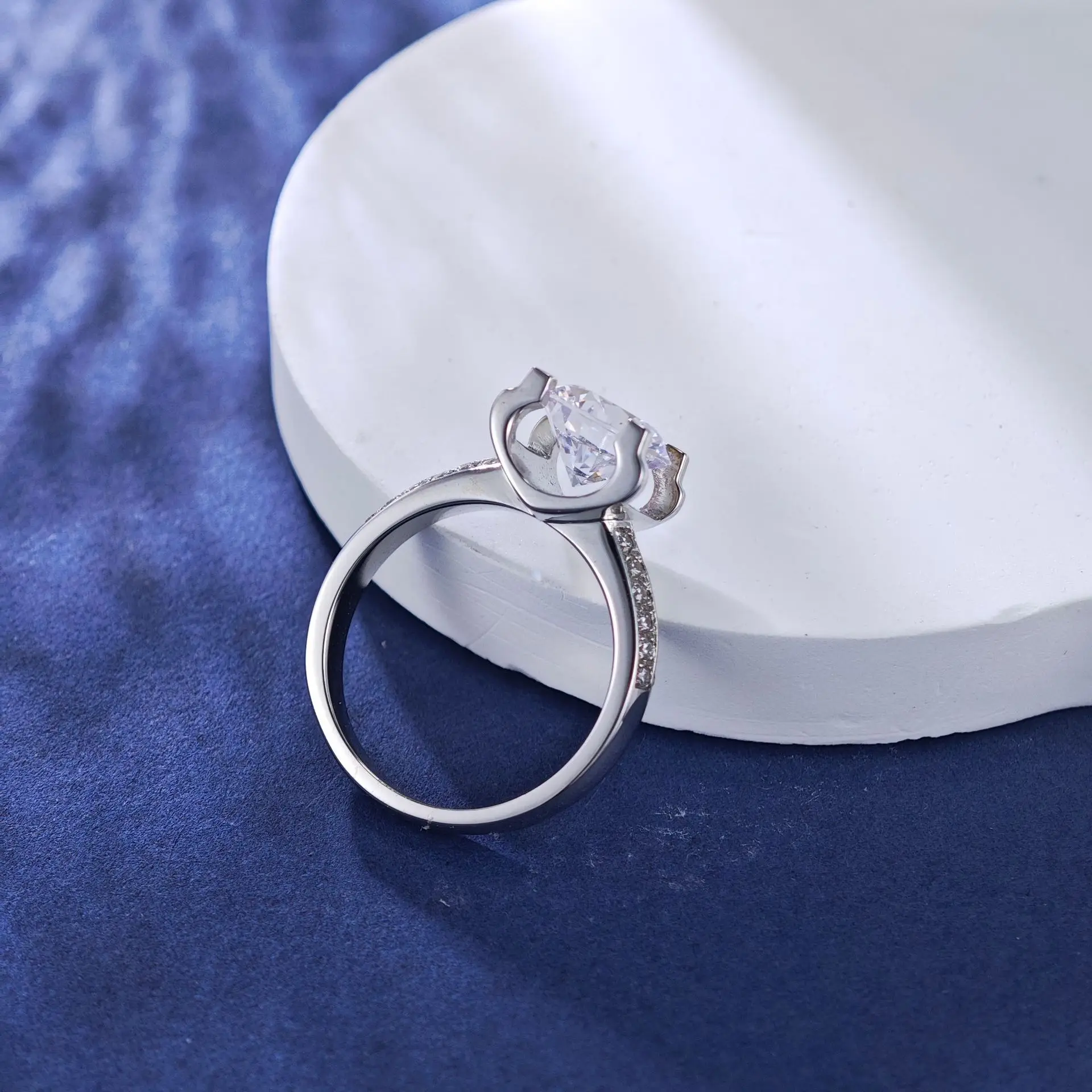 Women's PT950 Platinum 2-Carat Mossanite Diamond Ring, Simple Micro-Set Bull Head Design, 18K Gift for Girlfriend.