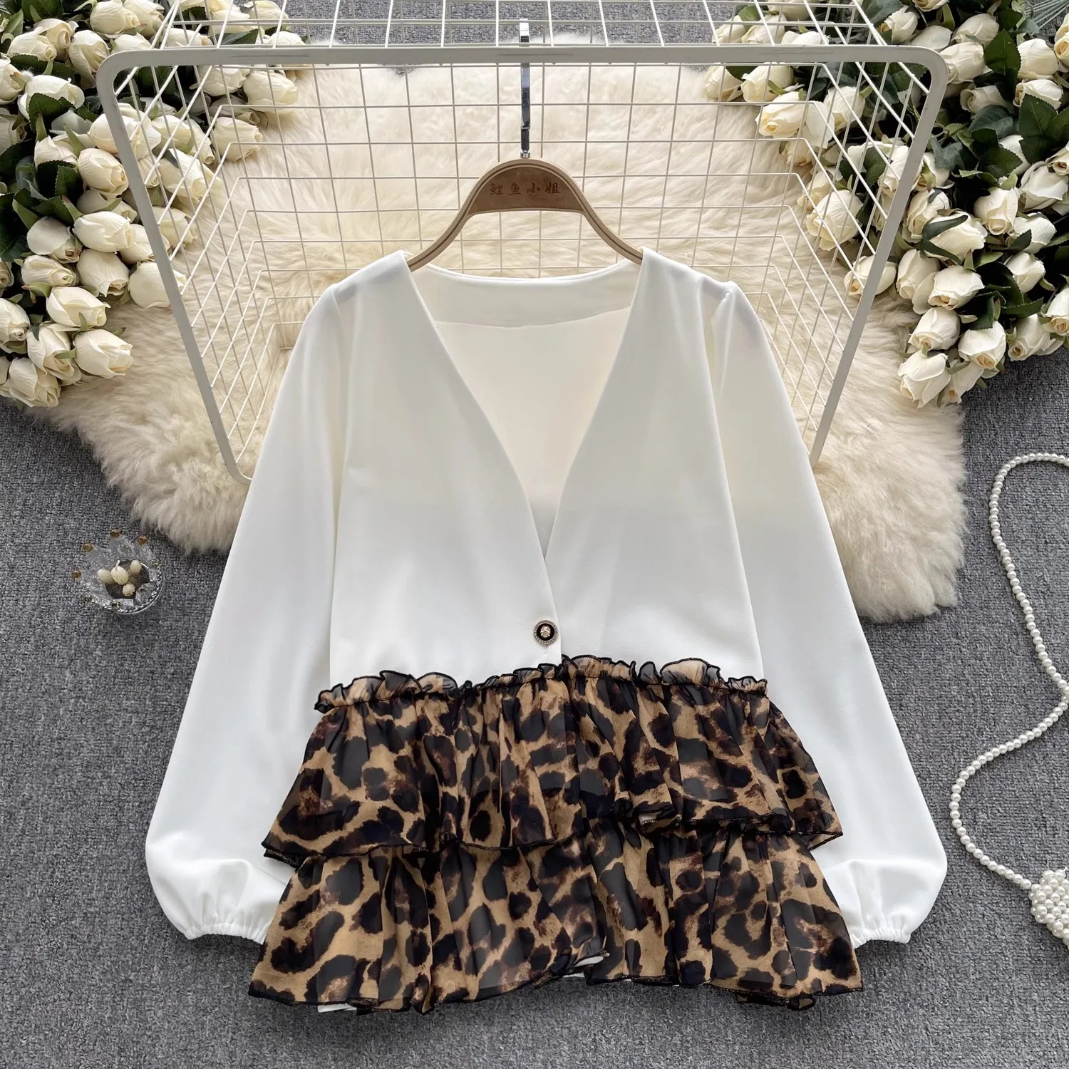 

Модная винтажная Женская весенне-летняя рубашка для зрелых людей Свободный Топ с глубоким V-образным вырезом и длинным рукавом с леопардовым принтом и оборками