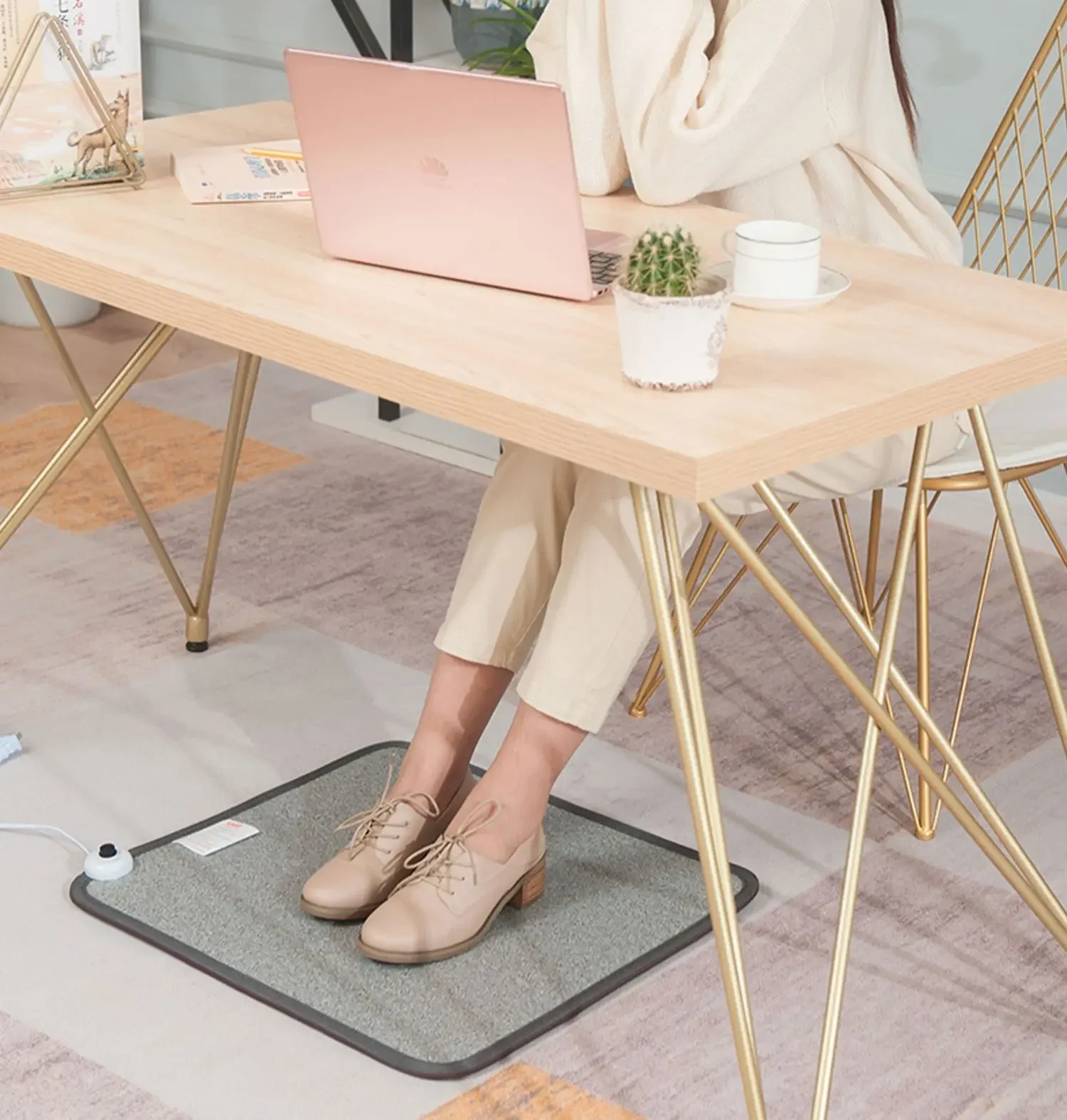 แผ่นรองเท้าอุ่นไฟฟ้าแบบพกพา 220V สำหรับใช้ในสำนักงานใต้โต๊ะ ให้ความอบอุ่นเท้าในฤดูหนาว CAD 1