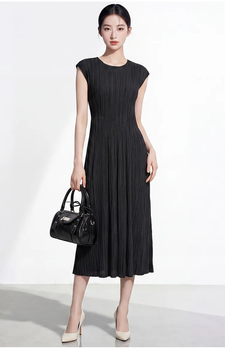 Lo splendido abito etereo di Miyake del 2026: gonna a trapezio a vita alta, vestibilità morbida, snellente, dallo stile delicato ed elegante. - Image 3