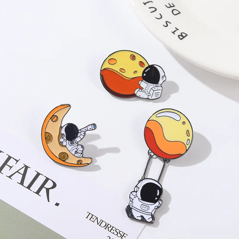 

Space Astronaut Moon Planet Shaped Orange Pin Design Metal Universe Brooch Chest Button Milky Way Badge Cartoon Balloon Lapel CP