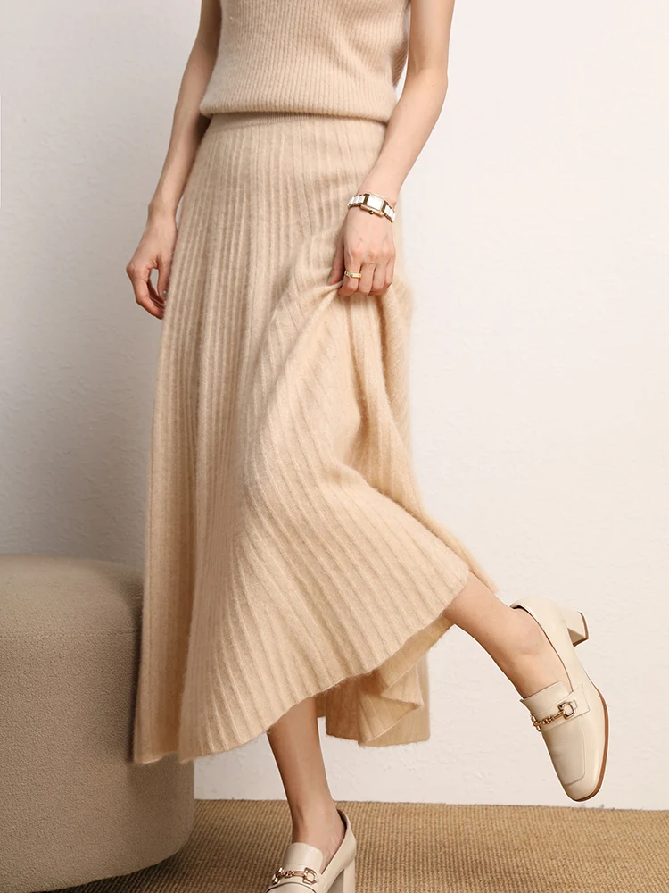 Cashmere skirt material detail
