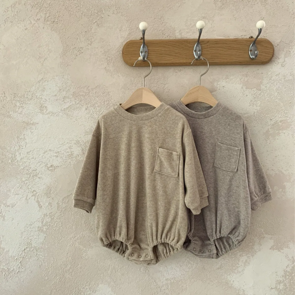 

2024 Spring Autumn Clothes Boy Girl Baby Retro Casual Pocket Long Sleeves Bodysuit Fashion Solid Newborn Infant Cotton Onesie