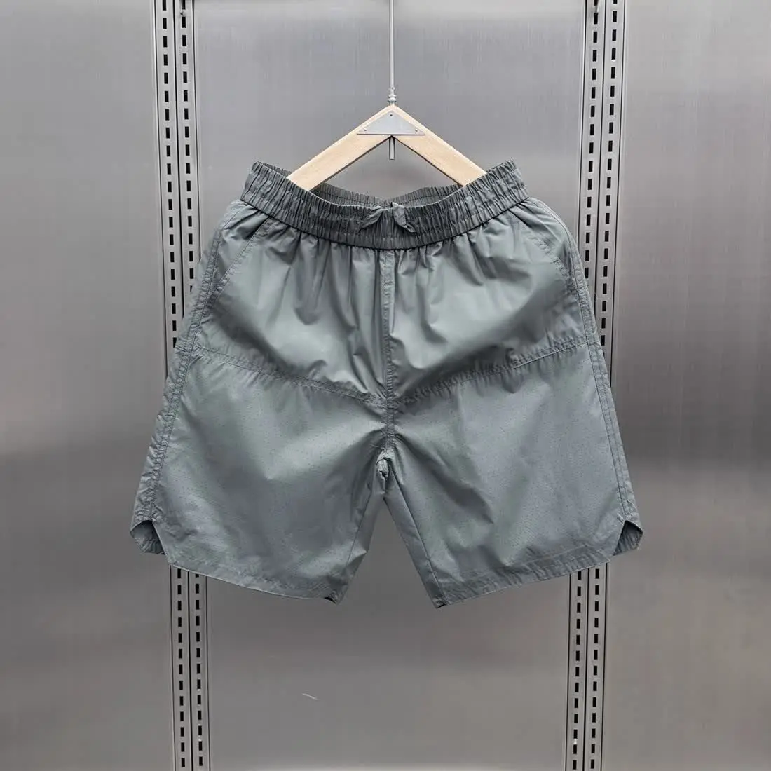 

2024 Summer New Men Breathable Ice Silk Thin Shorts Men's Loose Elastic Waist Beach Shorts Male Solid Casual Short Pants G282