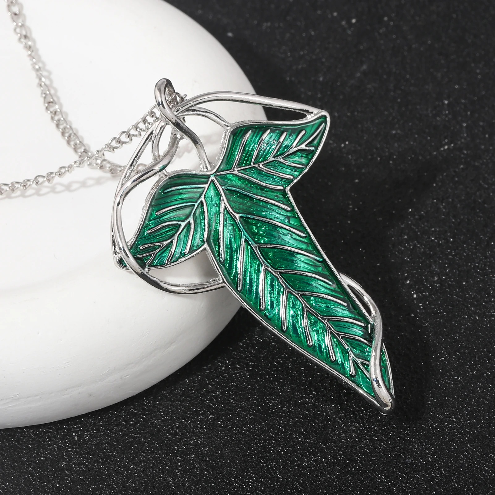 Lord of The Rings Brooch Hobbit Elf Green Leaf Badge Metal Lapel Pin Shirt Bag Clothing Fashion Accessories Gift For Friends