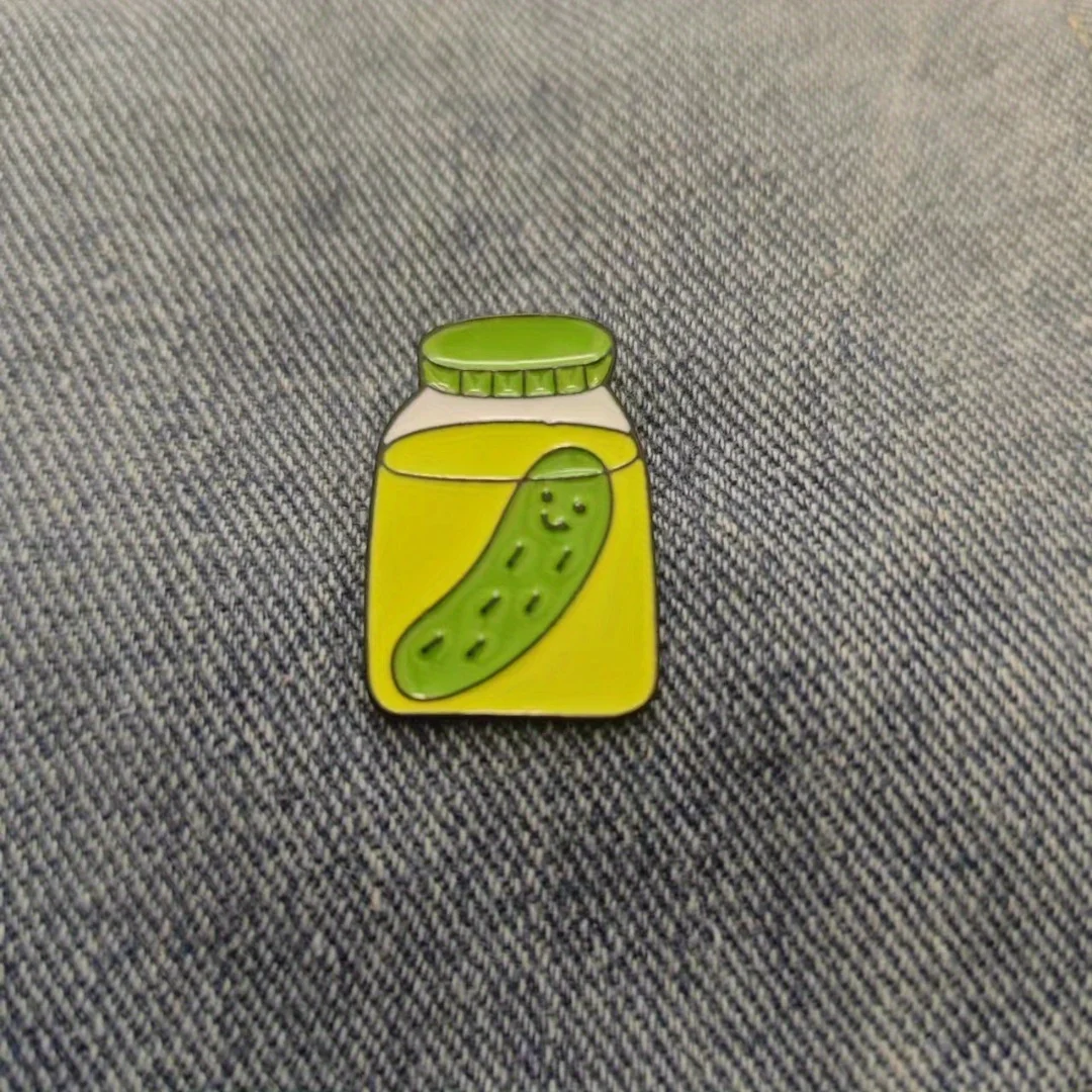 Schrulliger und humorvoller Anstecknadel „ein eingelegter Gherkin“, perfekt für Männer und Frauen zur Zubehör von Outfits und Rucksäcken.