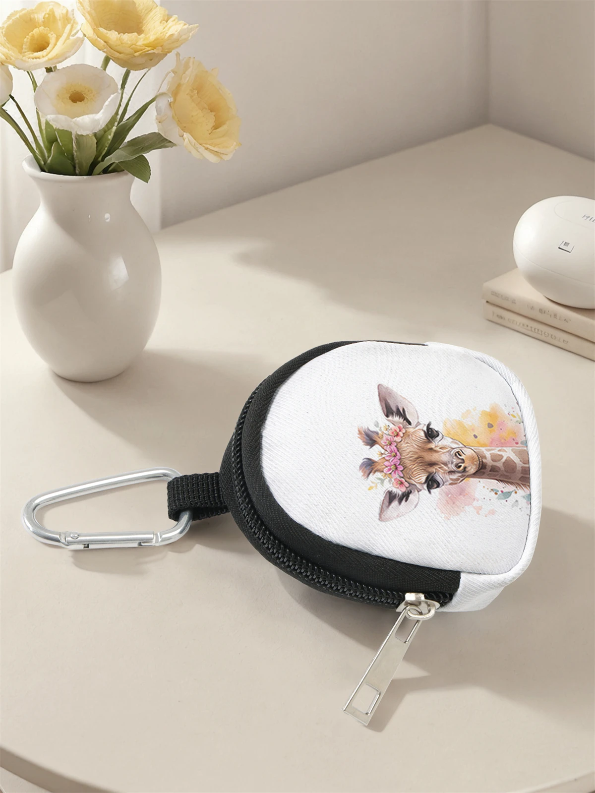 Giraffe pattern printed mini wallet, zipper change bag with hook clip, headphone key bag, suitable for men and women