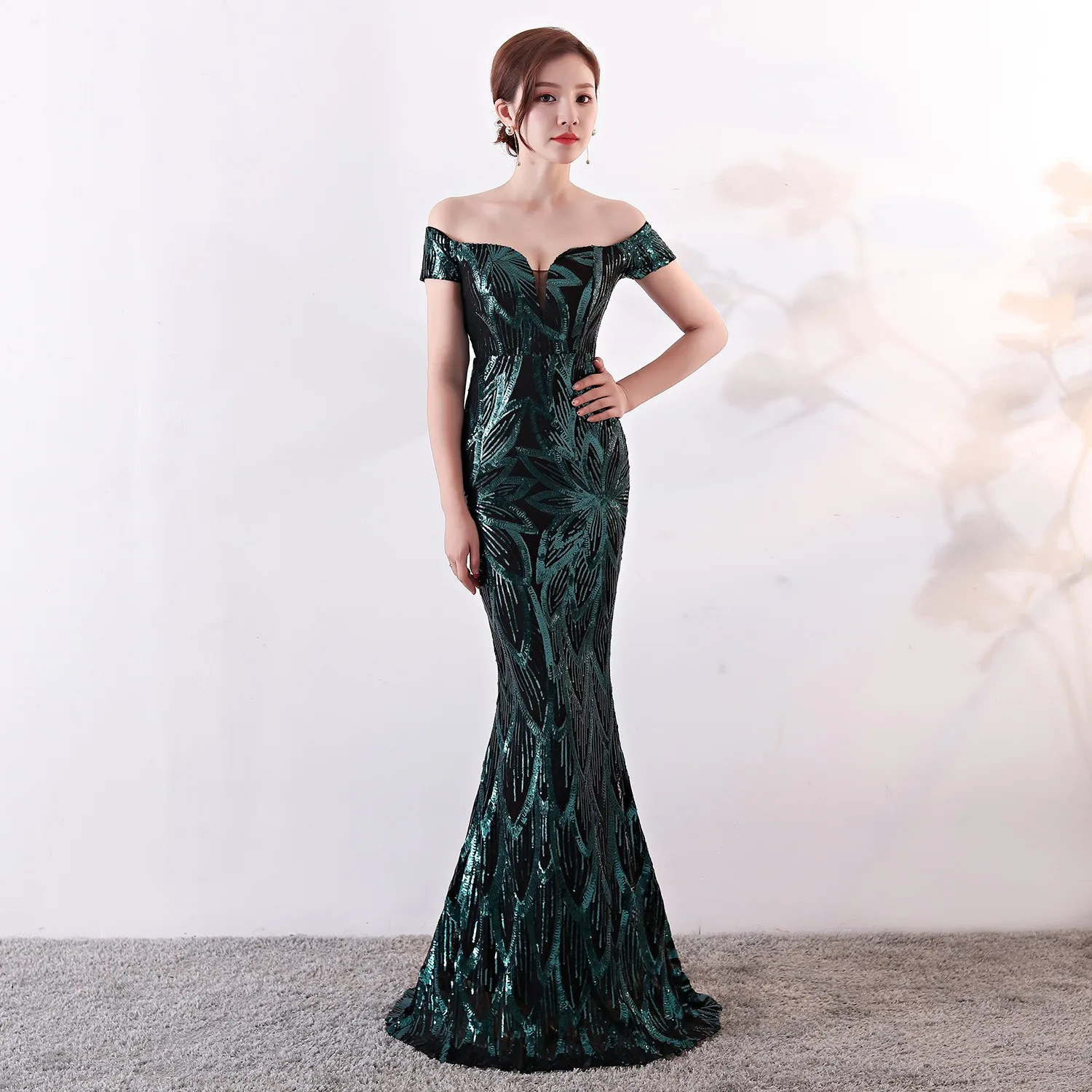 

Glamorous Floor-Length Sequined Prom Dresses with Boat Neck and Mermaid Skirt