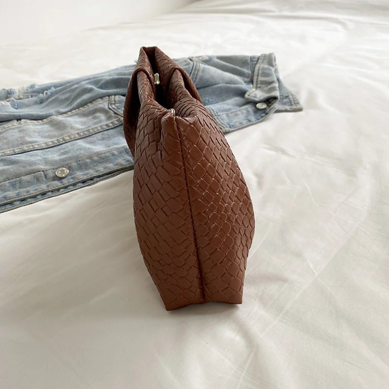 Large Capacity Shoulder Bag New Fashion Popular Woven Commuter Simple Clutch Bags Retro Evening Phone Pocket