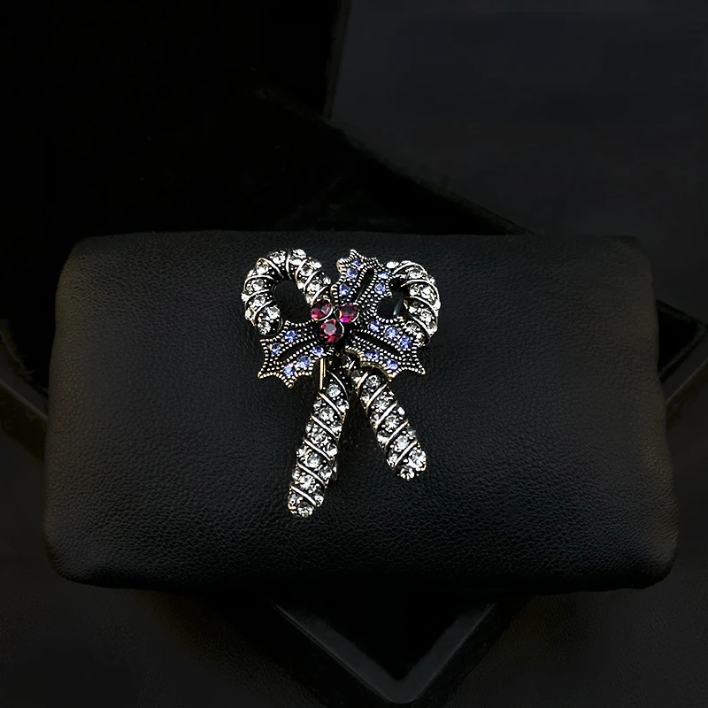 

High-End Christmas Crutches Brooches Women's Retro Exquisite Coat Suit Brooch Pin Ornaments Gifts Rhinestone Jewelry Pins Gifts