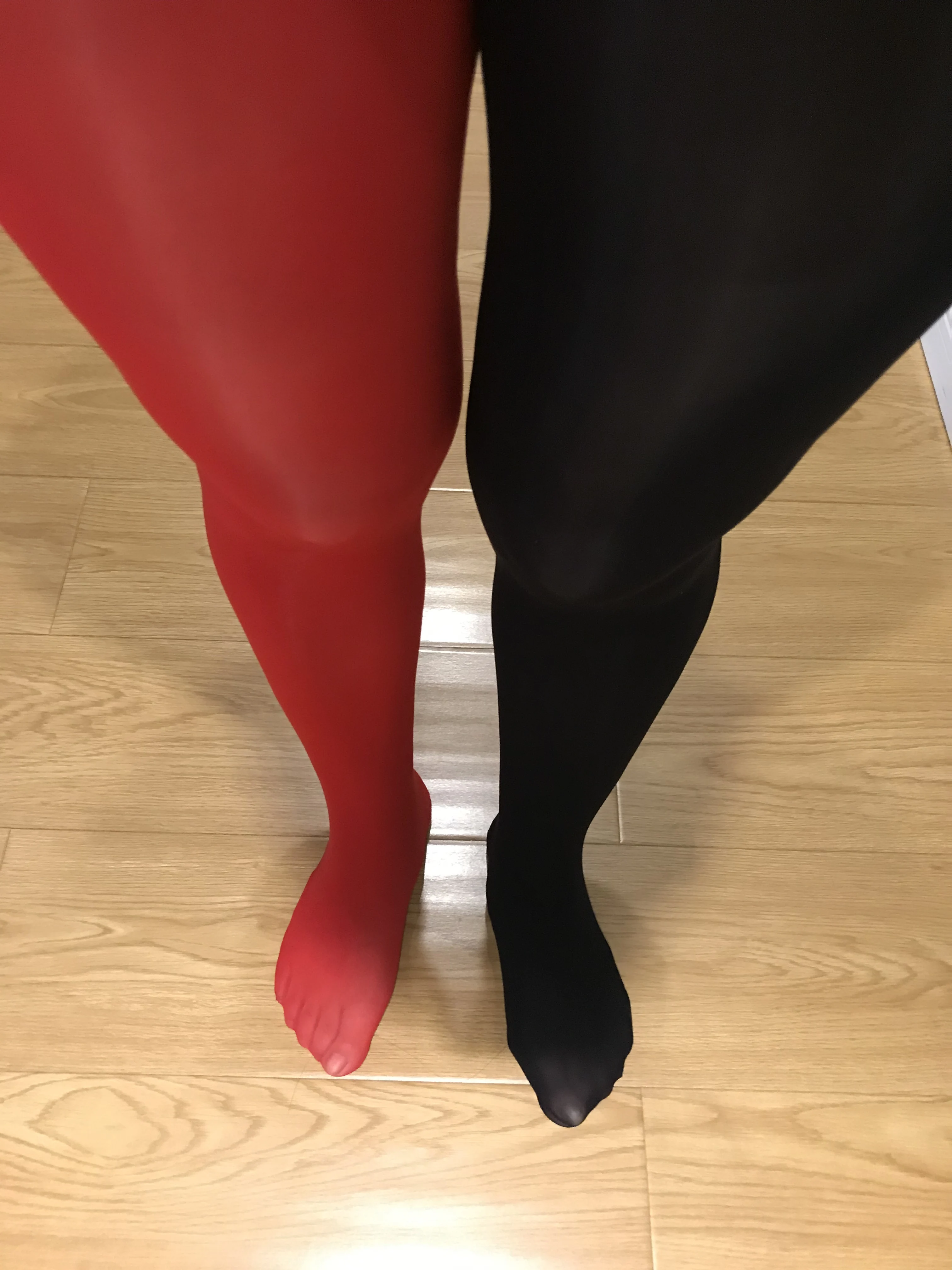 2025, zweifarbige, glänzende Damenstrumpfhose mit Ölfüßen, heller Schimmer, geteilte Farbstrumpfhose, asymmetrische Strumpfhose, Duo-Strumpfhose, zweifarbige Strumpfhose – Detail 2