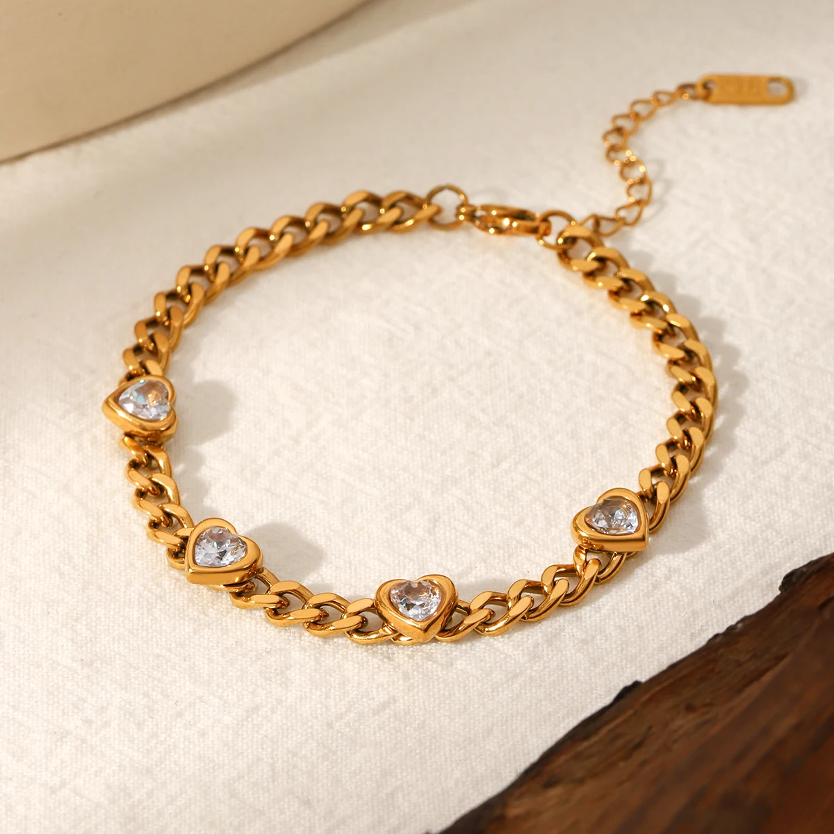 Edelstahl Liebesherz Charm Armband Damen 18k PVD Vergoldet Exquisites Wasserfestes Modeschmuck Geschenk