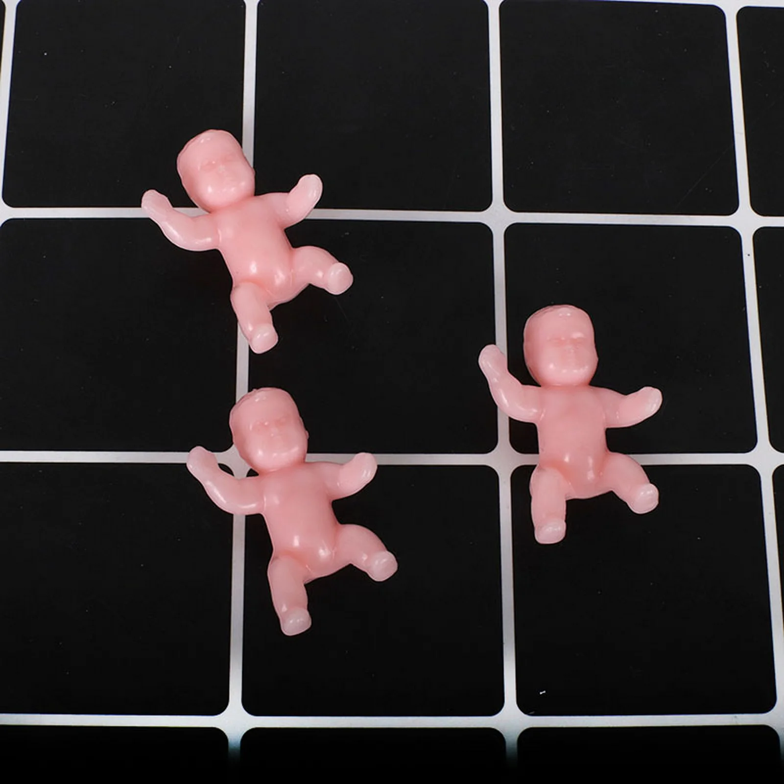 10 kleine Babyfiguren für die Babyparty, Miniaturfiguren aus Kunststoff für Babys für Mädchen, Jungen oder Zwillings-Babypartys – Detail 8
