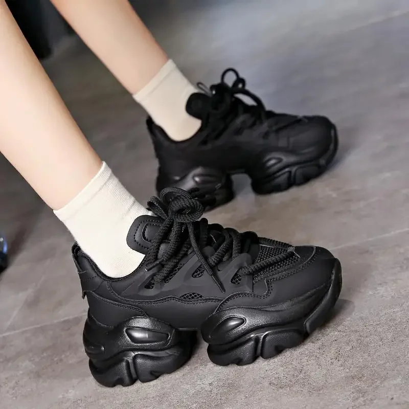 

Женские осенне-зимние легкие кроссовки на толстой подошве