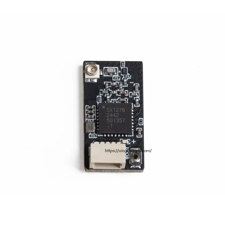Gros plan sur le récepteur ELRS 720/750/915 MHz avec antenne, prêt pour montage sur drone FPV.