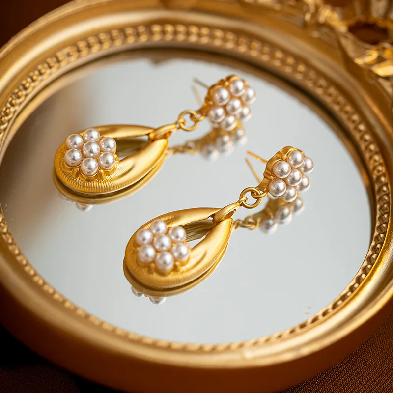 Light luxury medieval vintage court style golden imitation pearl earrings for women