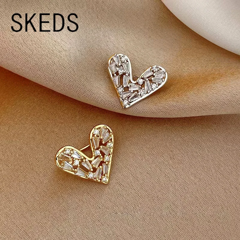 

SKEDS Exquisite Small Size Rhinestone Heart Brooches Pins For Women Lady Elegant Crystal Design Suit Clothing Accessories Gift
