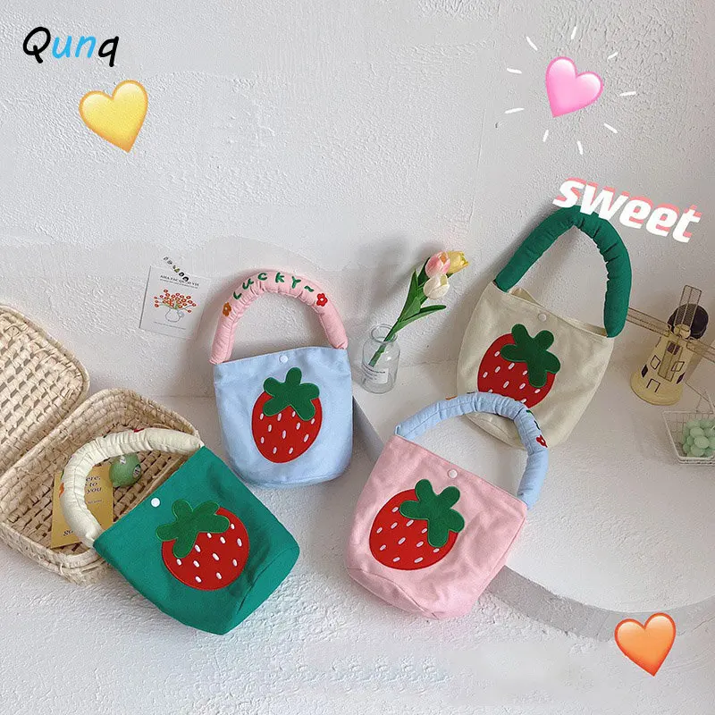 

2023 Qunq Summer New Girls Wear Resistant Cute Strawberry Flower Snack One Shoulder Bucket Hand Carry Bag Casual Children's Bags