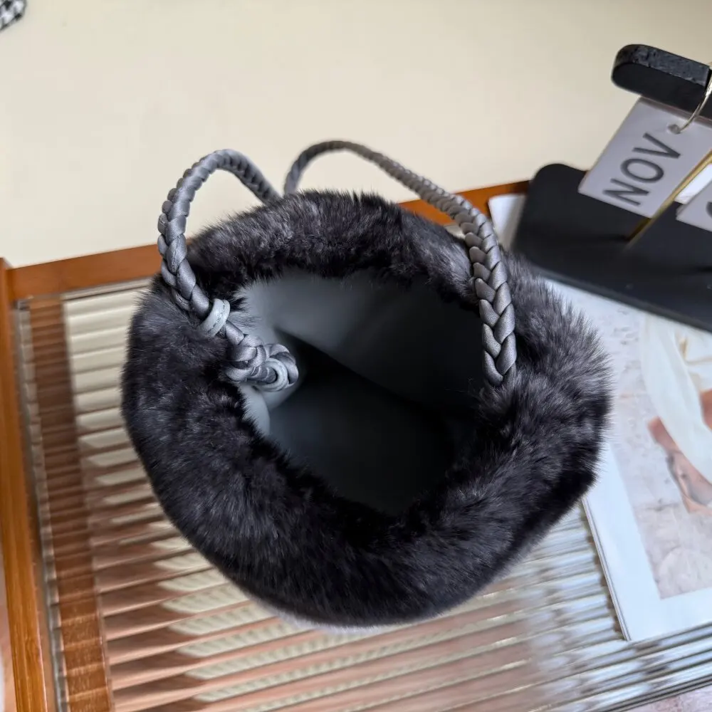 Neue Damen Echtfell-Handtasche aus Rex-Kaninchenfell in Chinchilla-Farbe mit Offener Oberseite und Schulterriemen für den Winter – Detail 4