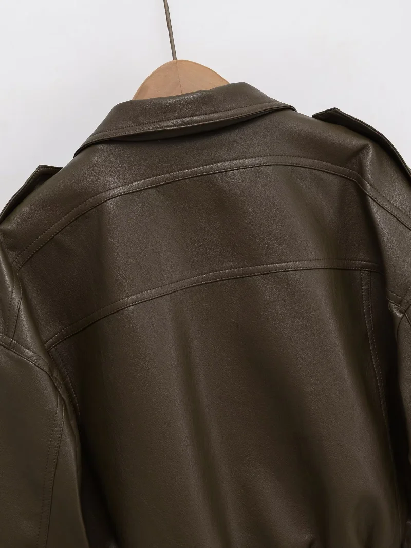 ETJ 2025, neue Damenkollektion: Motorrad-Kurzjacke mit Stehkragen, Y2K-Kunstlederjacke aus glänzendem Leder mit großen Taschen – Detail 17
