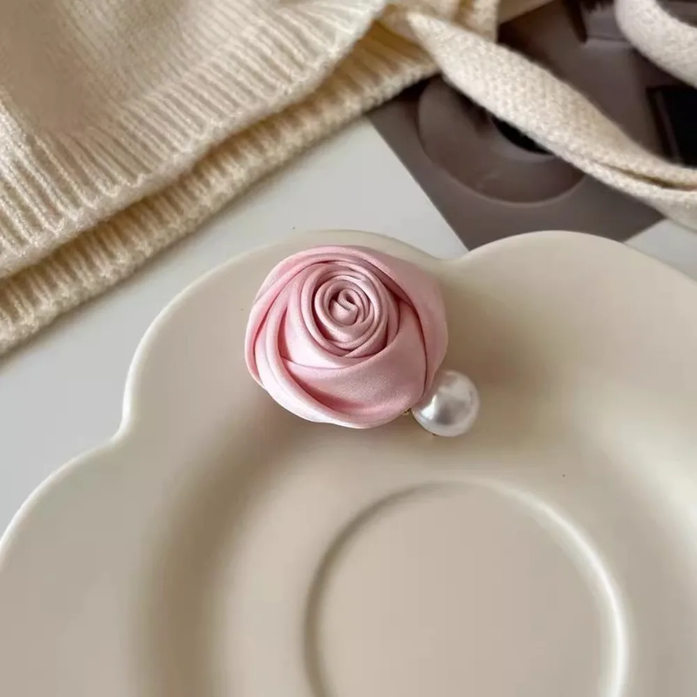 Stoff Satin Rose Perle Haars pange trend ige Rosen Form Seiten clip Haarschmuck – Detail 5