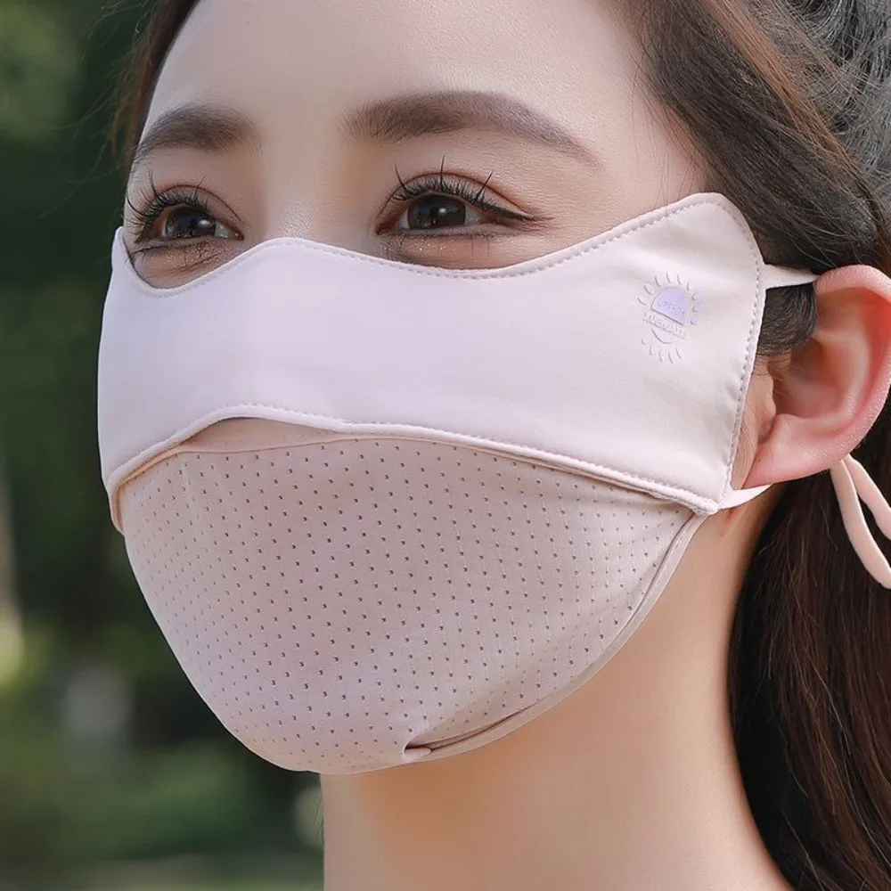 Masque réutilisable en tissu noir, vue de face avec plis, protection UV anti-poussière, lavable.
