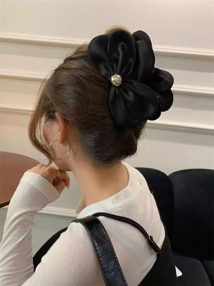 Koreanischer Retro-Satin-Blütenblatt-Clip für Damen, 2025, neue High-End-Haifisch-Clip-Haarspange für die Rückseite des Kopfes – Detail 2