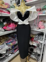 Robe femme sexy avec grandes épaules en blanc et taille cintrée avec un col en v, longue bandage dos nu et une robe longue pour 1