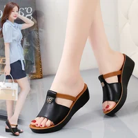 Sandales compensées en cuir véritable pour femmes, semelles souples d'été, semelles épaisses légères, sandales pour femmes, pantoufles, chaussures d'extérieur pour maman 3