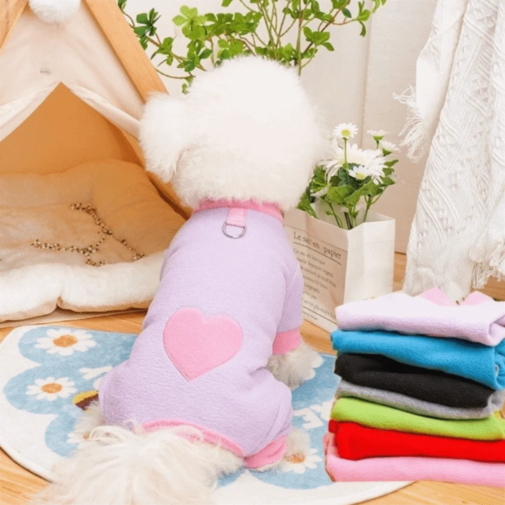 패션 따뜻한 하트 패턴 강아지 점프슈트 편안한 폴라플리스 강아지 잠옷 부드러운 D링 강아지 견인복 야외 산책복