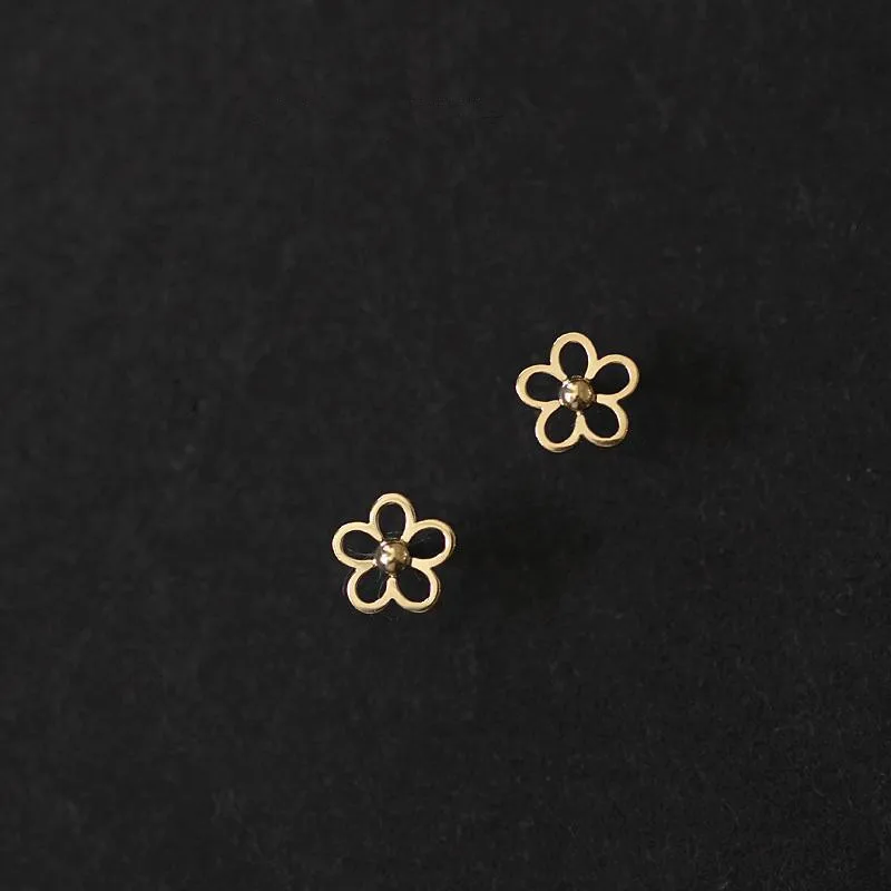 Orecchini a bottone a forma di fiore di ranuncolo in argento sterling, orecchini a forma di fiore, finitura sabbiata, orecchini ispirati alla natura - Italia