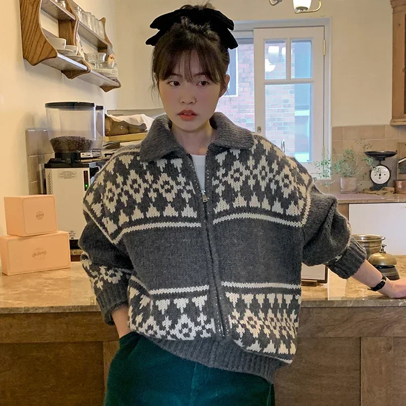 

South Korea Chic Autumn Retro Niche Lapel Contrast Color Jacquard Zip-up Design Loose Casual Long Sleeve Knitted Outerwear
