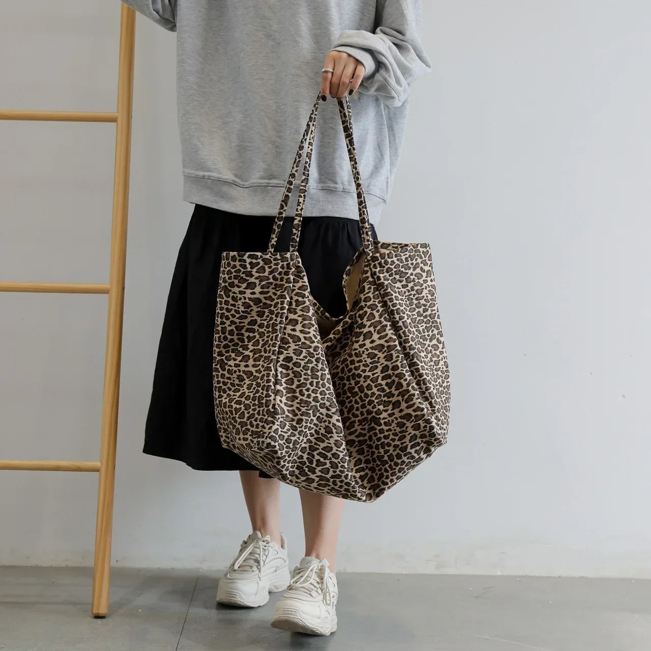 รูปสินค้า กระเป๋าถือแฟชั่นลายเสือดาว Crossbody จุใจ ใส่ได้ทุกโอกาส